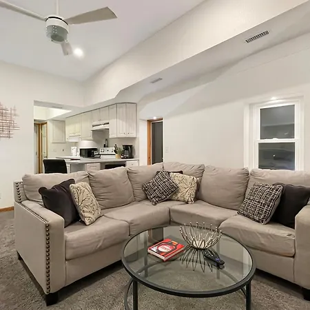 Spacious Jacuzzi Loft & Free Parking Near Icubs